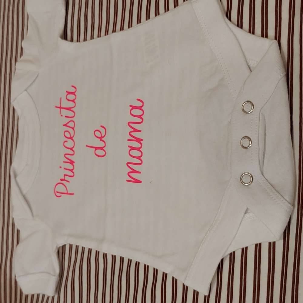 3 FOR  $18 NEW ONESIE (SPANISH)